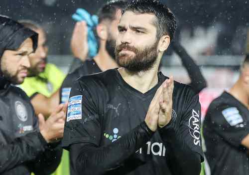 "&Zeta;&omega;&gamma;&rho;&alpha;&phi;ί&zeta;&epsilon;&iota;" &omicron; &Tau;&omicron;&rho;ά&lambda;-&Mu;&epsilon; &delta;&upsilon;&omicron; &alpha;&sigma;ί&sigma;&tau; &omicron; &Omicron;&Phi;&Eta; &kappa;&alpha;&theta;&alpha;&rho;ί&zeta;&epsilon;&iota; &tau;&alpha; &Gamma;&iota;ά&nu;&nu;&iota;&nu;&alpha;