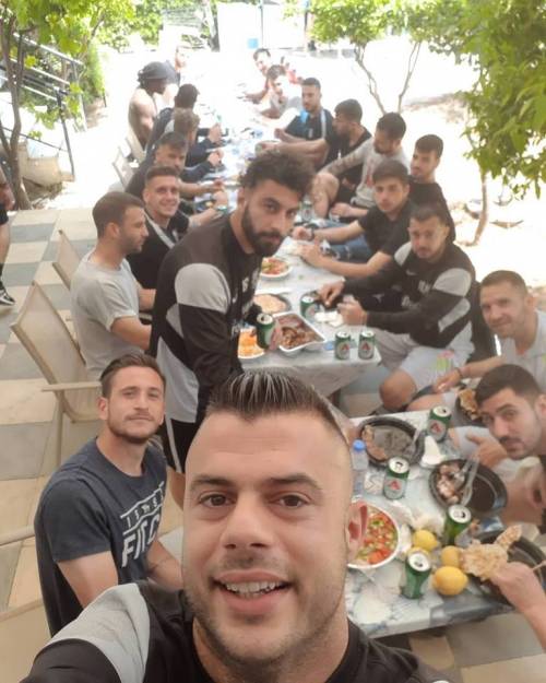 &Mu;&epsilon; selfie, &mu;&pi;&rho;&iota;&tau;&zeta;&omicron;&lambda;ά&kappa;&iota;&alpha; &kappa;&alpha;&iota; &mu;&pi;&iota;&rho;ί&tau;&sigma;&epsilon;&sigmaf;  &delta;ί&nu;&omicron;&upsilon;&nu;...&pi;ό&nu;&omicron;!
