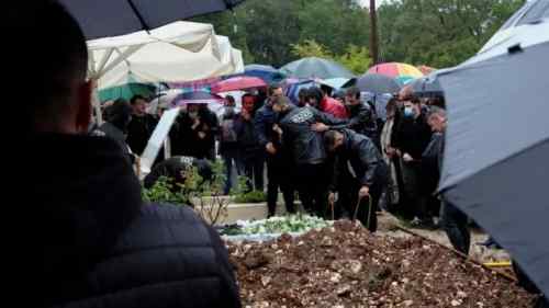 &Theta;&rho;ή&nu;&omicron;&sigmaf; &sigma;&tau;&eta;&nu; &kappa;&eta;&delta;&epsilon;ί&alpha; &tau;&omicron;&upsilon; &pi;&omicron;&delta;&omicron;&sigma;&phi;&alpha;&iota;&rho;&iota;&sigma;&tau;ή