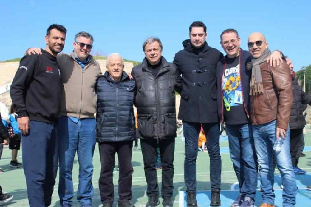&Epsilon;&delta;&omega;&sigma;&epsilon; &sigma;&upsilon;&gamma;&chi;&alpha;&rho;&eta;&tau;ή&rho;&iota;&alpha; &sigma;&tau;&omicron; &mu;&pi;ά&sigma;&kappa;&epsilon;&tau; &tau;&omicron;&upsilon; &Omicron;&Phi;&Eta;