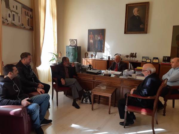 &Tau;&alpha; &epsilon;ί&pi;&epsilon; &mu;&epsilon; &tau;&omicron; &delta;ή&mu;&alpha;&rho;&chi;&omicron; &eta; &omicron;&mu;ά&delta;&alpha; &pi;ό&lambda;&omicron; &tau;&omicron;&upsilon; &Omicron;&Phi;&Eta;