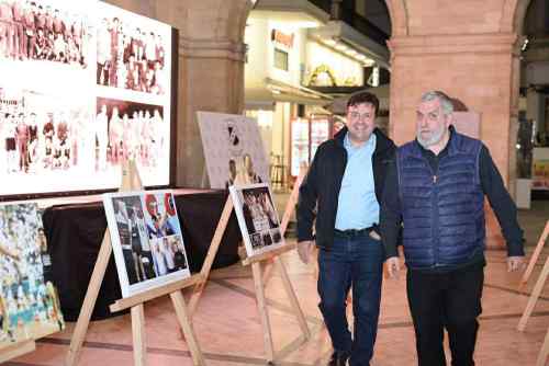 &Tau;&omicron; &mu;ή&nu;&upsilon;&mu;&alpha; &tau;&omicron;&upsilon; &Gamma;&iota;ά&nu;&nu;&eta; &Delta;&alpha;&nu;&delta;ά&lambda;&eta; &gamma;&iota;&alpha; &tau;&alpha; 100 &chi;&rho;ό&nu;&iota;&alpha;: "&Chi;&rho;ό&nu;&iota;&alpha; &pi;&omicron;&lambda;&lambda;ά, &Omicron;&mu;&iota;&lambda;&epsilon;! &Omicron; &kappa;ό&sigma;&mu;&omicron;&sigmaf; &kappa;&alpha;&iota; &eta; &sigma;&pi;ί&theta;&alpha;, &kappa;&rho;ά&tau;&eta;&sigma;&alpha;&nu; &zeta;&omega;&nu;&tau;&alpha;&nu;ό &tau;&omicron; &sigma;&omega;&mu;&alpha;&tau;&epsilon;ί&omicron;"