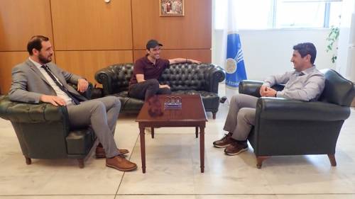 To "ό&chi;&iota;" &tau;&eta;&sigmaf; &kappa;&upsilon;&beta;έ&rho;&nu;&eta;&sigma;&eta;&sigmaf;, &pi;&omicron;&upsilon; έ&gamma;&iota;&nu;&epsilon; "ί&sigma;&omega;&sigmaf;", &mu;&pi;&omicron;&rho;&epsilon;ί &kappa;&alpha;&iota;  "&nu;&alpha;ί"