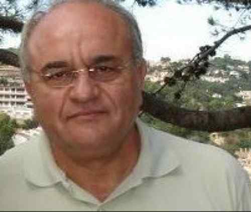 &Epsilon;&phi;&upsilon;&gamma;&epsilon; έ&nu;&alpha;&sigmaf; &epsilon;&rho;&gamma;ά&tau;&eta;&sigmaf; &tau;&omicron;&upsilon; &mu;&pi;ά&sigma;&kappa;&epsilon;&tau;