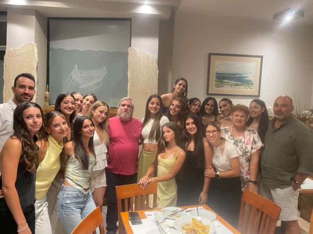 &Delta;&epsilon;ί&pi;&nu;&omicron; &tau;&omicron;&upsilon; &Gamma;&iota;ά&nu;&nu;&eta; &Delta;&alpha;&nu;&delta;ά&lambda;&eta; &sigma;&tau;&iota;&sigmaf; &Nu;&epsilon;ά&nu;&iota;&delta;&epsilon;&sigmaf; &tau;&omicron;&upsilon; &Omicron;&Phi;&Eta; &pi;&omicron;&upsilon; &pi;ή&rho;&alpha;&nu; &tau;&eta;&nu; 3&eta; &theta;έ&sigma;&eta; &sigma;&tau;&eta;&nu; &Epsilon;&lambda;&lambda;ά&delta;&alpha;: "&Pi;&alpha;&nu;&eta;&gamma;ύ&rho;&iota;&sigma;&alpha; &kappa;ά&theta;&epsilon; &sigma;&alpha;&sigmaf; &pi;ό&nu;&tau;&omicron;!" (&Phi;&Omega;&Tau;&Omicron;&Gamma;&Rho;&Alpha;&Phi;&Iota;&Epsilon;&Sigma;)