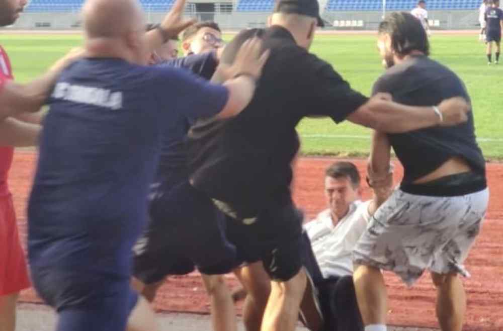 &Epsilon;&pi;&epsilon;&sigma;&epsilon; &xi;ύ&lambda;&omicron; &sigma;&epsilon;...&phi;&iota;&lambda;&iota;&kappa;ό &pi;&alpha;&iota;&chi;&nu;ί&delta;&iota; (VIDEO)