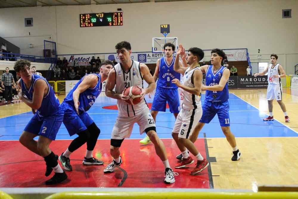 &Sigma;&epsilon; &pi;&omicron;&lambda;ύ &kappa;&alpha;&kappa;ή &mu;έ&rho;&alpha; &omicron; &Omicron;&Phi;&Eta;, &beta;&alpha;&rho;&iota;ά ή&tau;&tau;&alpha; &sigma;&tau;&omicron; &Lambda;ί&nu;&tau;&omicron; (53-75)